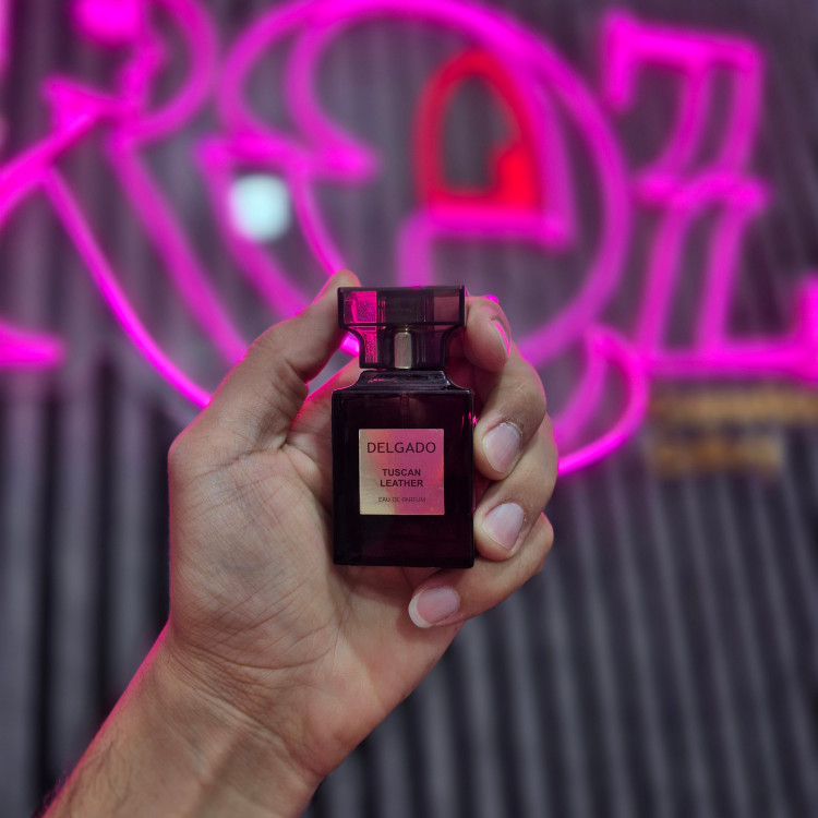 عطر جیبی مردانه دلگادو مدل Tuscan Leather حجم25میل